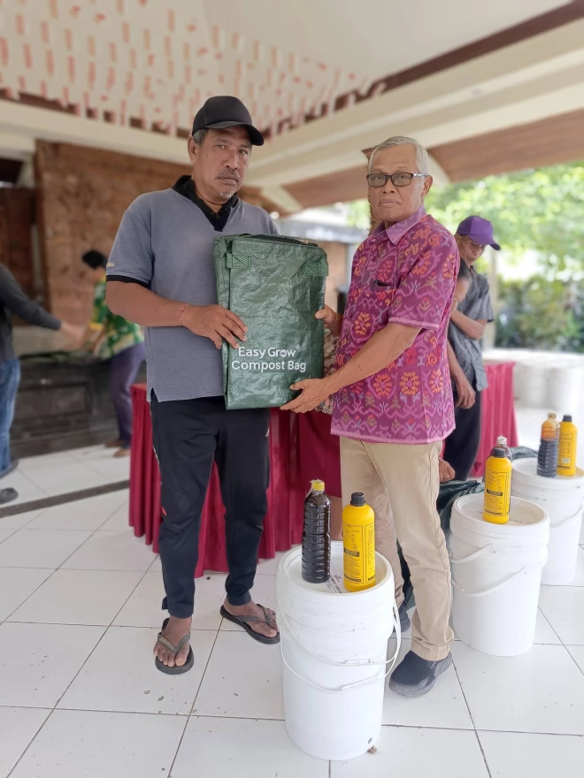 Pemerintah Desa Tunjuk melaksanakan kegiatan penyerahan komposter yang diserahkan langsung oleh Bapak Perbekel Desa Tunjuk kepada masyarakat yang tidak memiliki tebe tradisional.