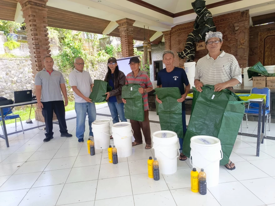 Pemerintah Desa Tunjuk melaksanakan kegiatan penyerahan komposter tahap 2 yang diserahkan langsung oleh Bapak Perbekel Desa Tunjuk kepada masyarakat yang tidak memiliki tebe tradisional. 